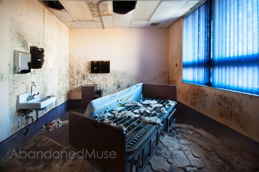 Ft Laud Hosp 11-1.jpg - One of teh few beds we found.